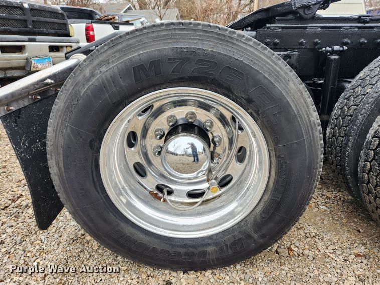 image for item KT9471 2005 Peterbilt 387  semi truck