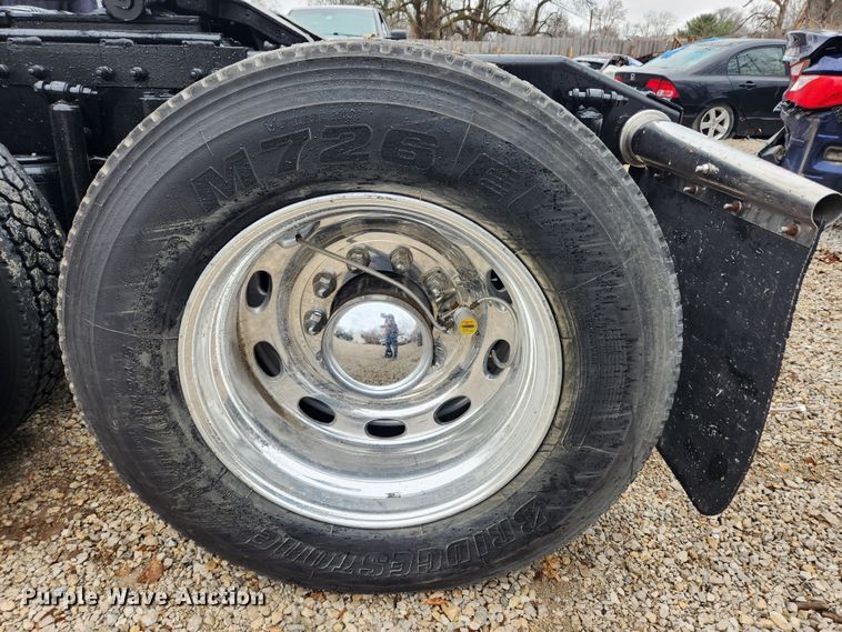 image for item KT9471 2005 Peterbilt 387  semi truck