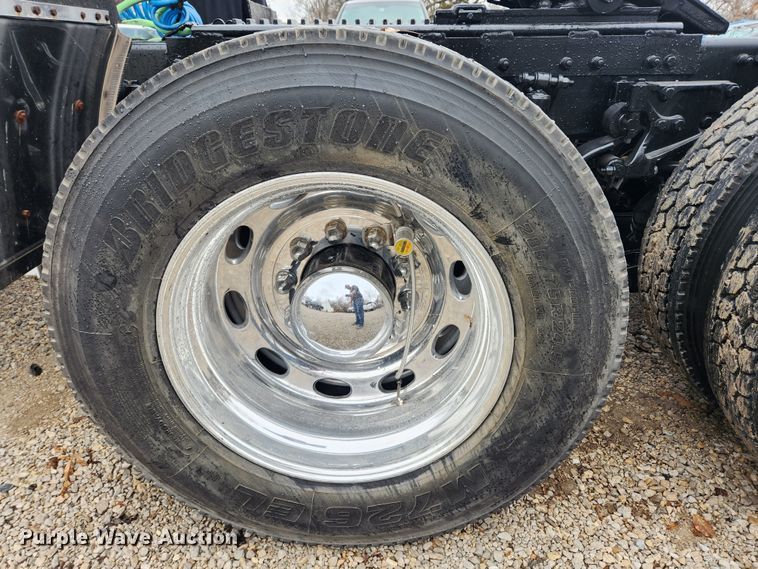 image for item KT9471 2005 Peterbilt 387  semi truck