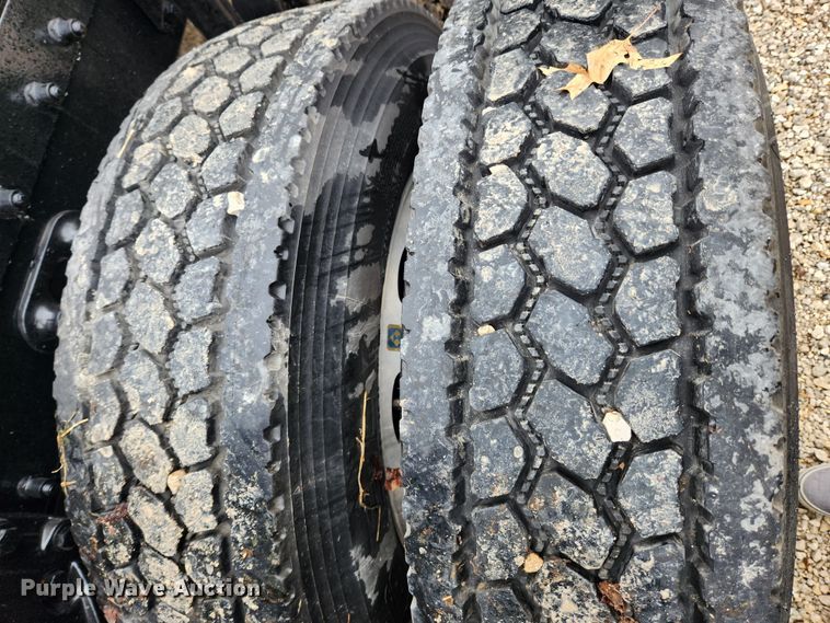 image for item KT9471 2005 Peterbilt 387  semi truck