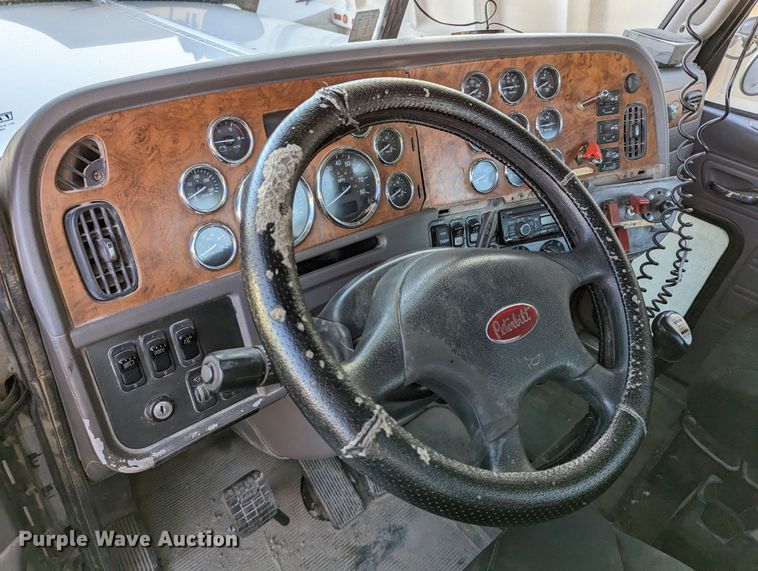 image for item LK9463 2007 Peterbilt 379  semi truck