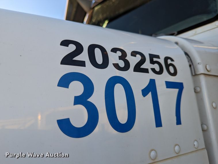 image for item LK9463 2007 Peterbilt 379  semi truck