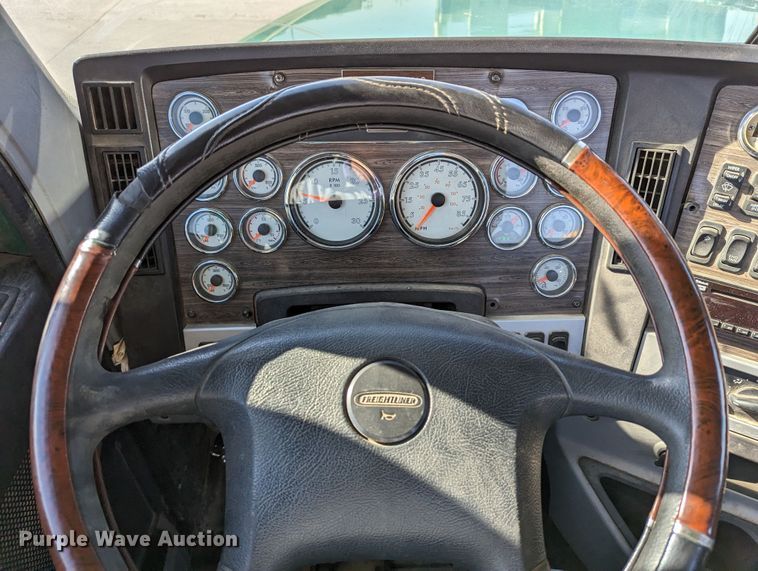 image for item LK9466 2014 Freightliner Coronado SD  semi truck