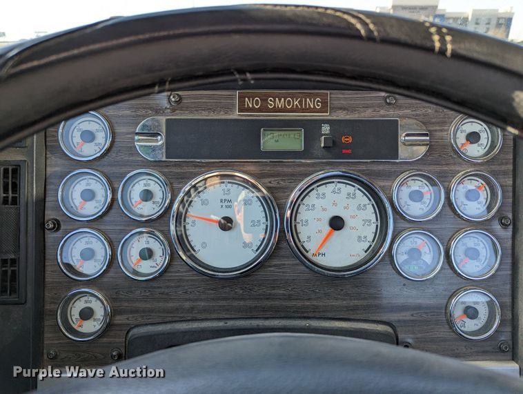 image for item LK9466 2014 Freightliner Coronado SD  semi truck