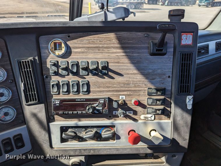 image for item LK9466 2014 Freightliner Coronado SD  semi truck