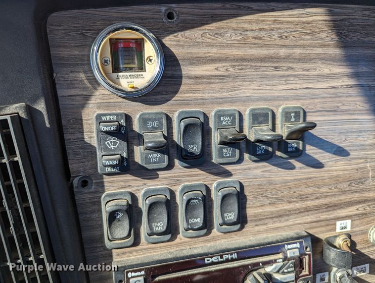 image for item LK9466 2014 Freightliner Coronado SD  semi truck