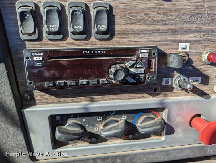 image for item LK9466 2014 Freightliner Coronado SD  semi truck