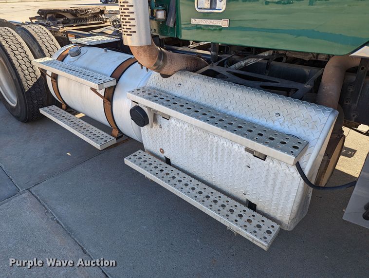 image for item LK9466 2014 Freightliner Coronado SD  semi truck