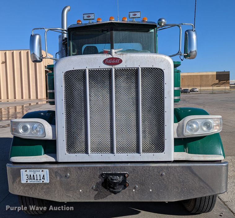 image for item LK9467 2014 Peterbilt 388  semi truck