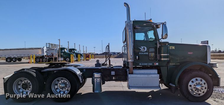 image for item LK9467 2014 Peterbilt 388  semi truck