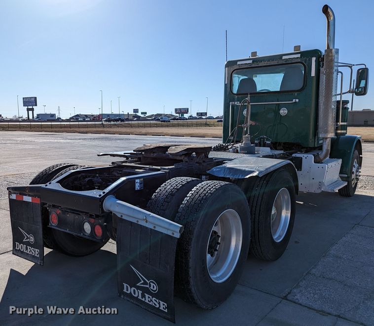 image for item LK9467 2014 Peterbilt 388  semi truck
