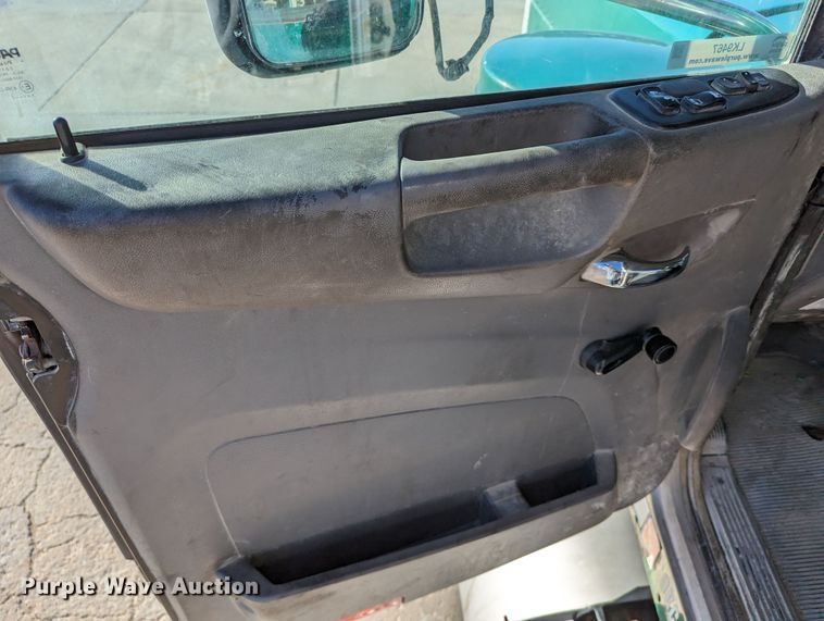 image for item LK9467 2014 Peterbilt 388  semi truck