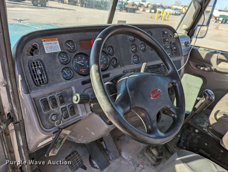 image for item LK9467 2014 Peterbilt 388  semi truck