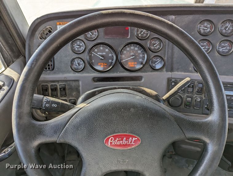 image for item LK9467 2014 Peterbilt 388  semi truck