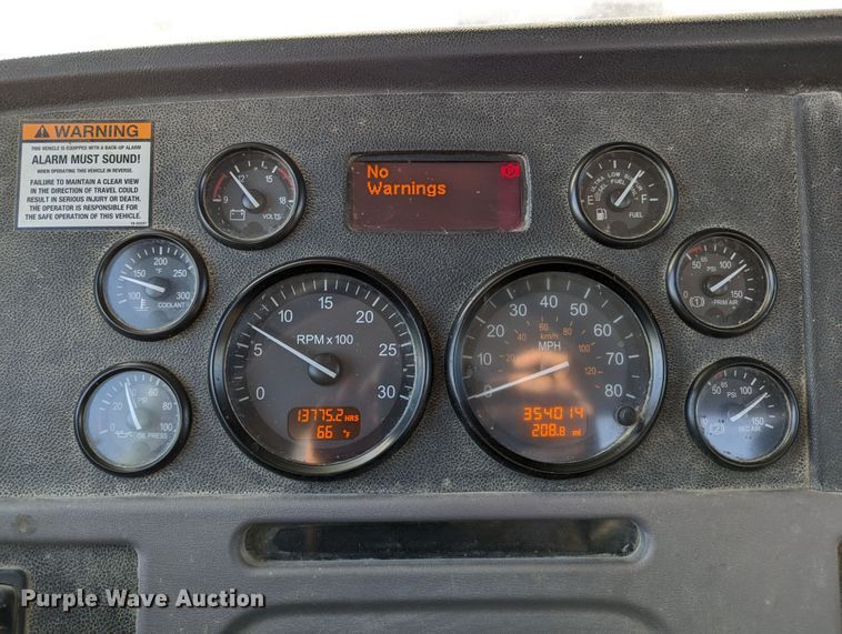 image for item LK9467 2014 Peterbilt 388  semi truck