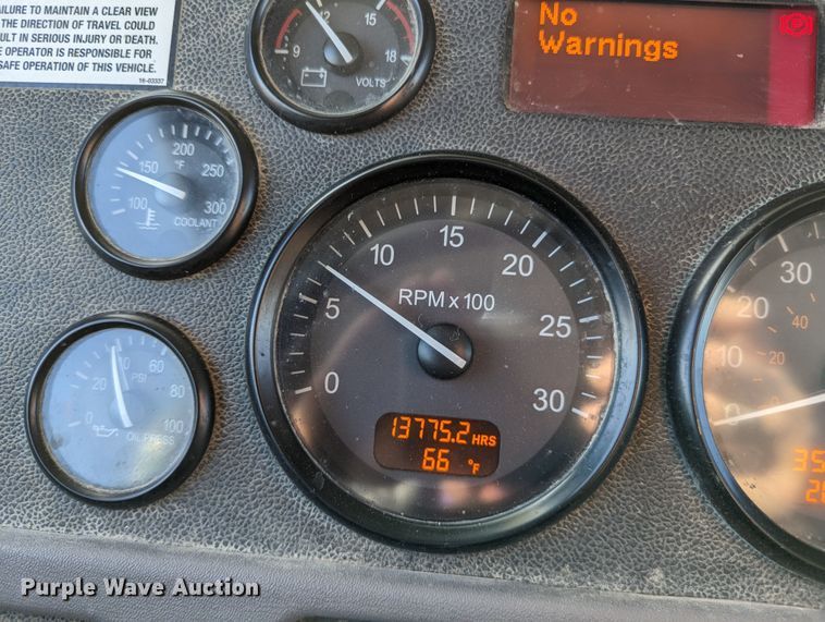 image for item LK9467 2014 Peterbilt 388  semi truck