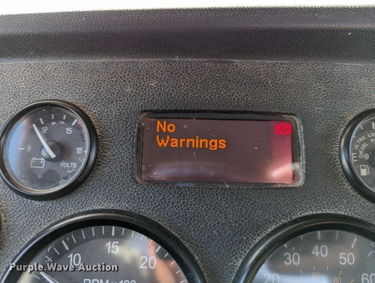 image for item LK9467 2014 Peterbilt 388  semi truck