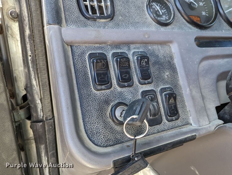 image for item LK9467 2014 Peterbilt 388  semi truck