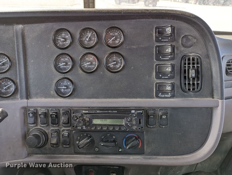 image for item LK9467 2014 Peterbilt 388  semi truck