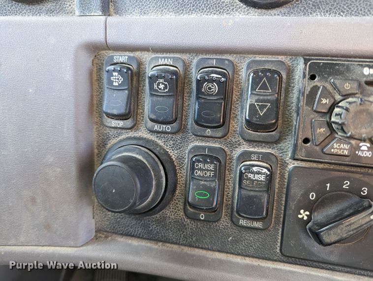 image for item LK9467 2014 Peterbilt 388  semi truck