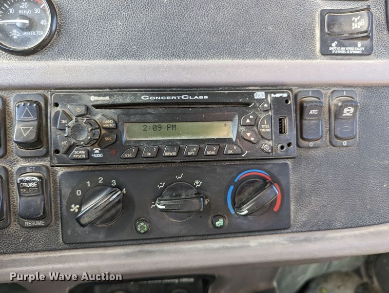 image for item LK9467 2014 Peterbilt 388  semi truck