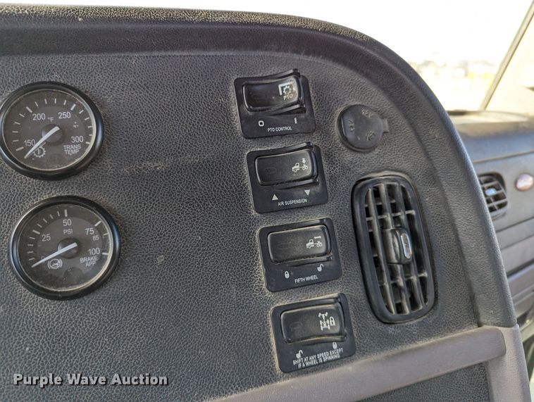 image for item LK9467 2014 Peterbilt 388  semi truck