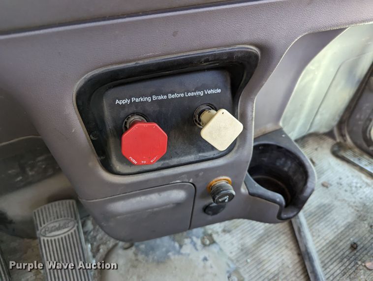 image for item LK9467 2014 Peterbilt 388  semi truck