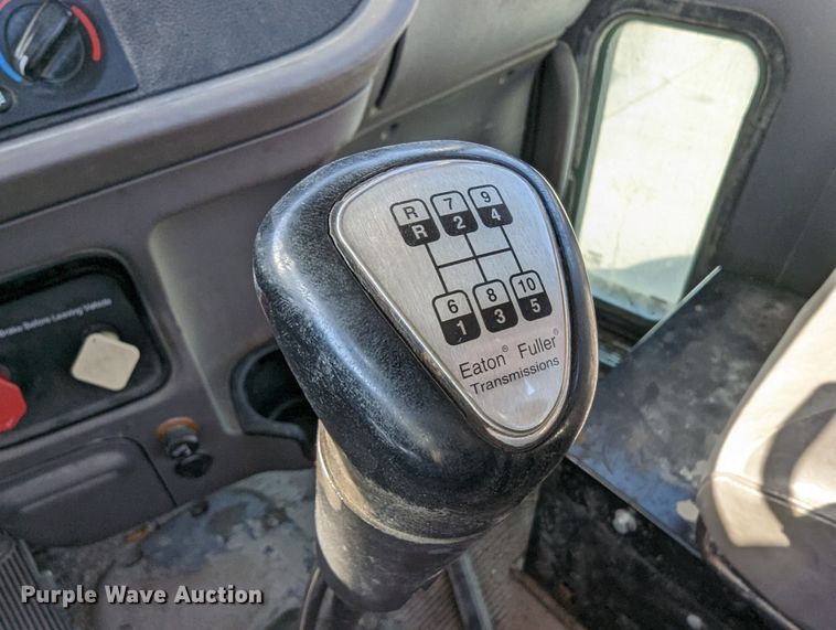 image for item LK9467 2014 Peterbilt 388  semi truck