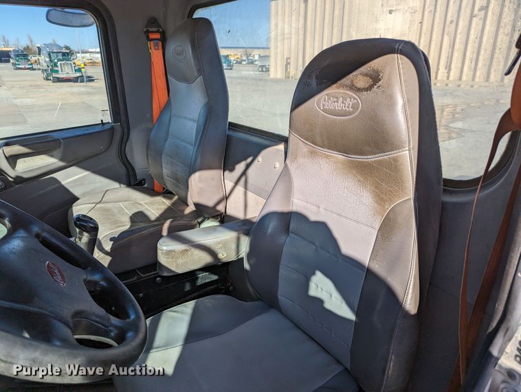 image for item LK9467 2014 Peterbilt 388  semi truck