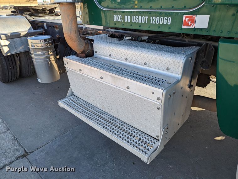 image for item LK9467 2014 Peterbilt 388  semi truck