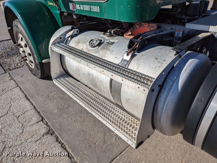 image for item LK9467 2014 Peterbilt 388  semi truck