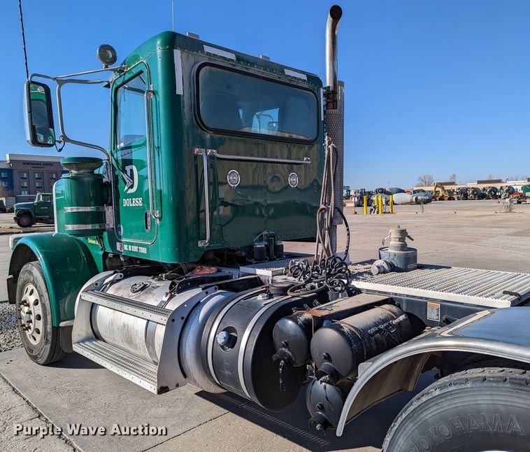 image for item LK9467 2014 Peterbilt 388  semi truck