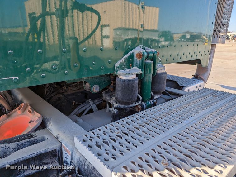 image for item LK9467 2014 Peterbilt 388  semi truck