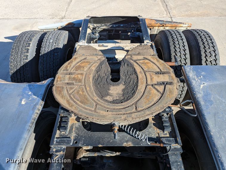 image for item LK9467 2014 Peterbilt 388  semi truck