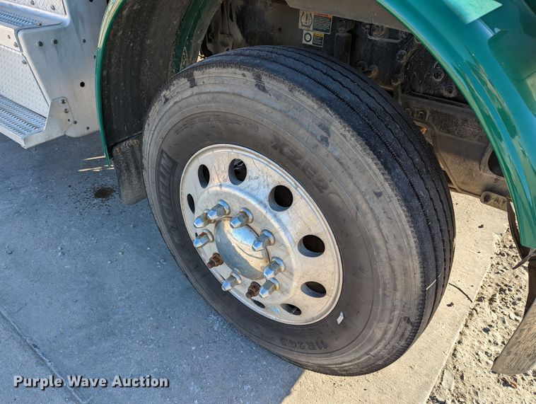 image for item LK9467 2014 Peterbilt 388  semi truck