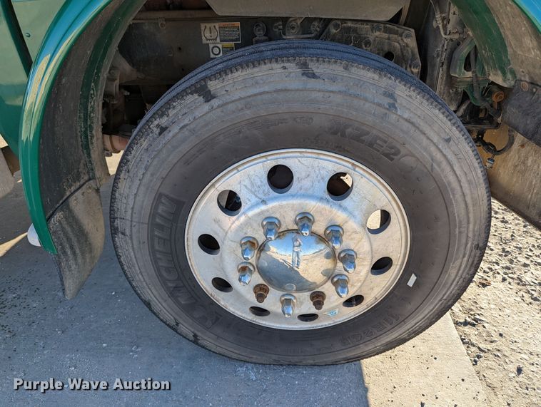 image for item LK9467 2014 Peterbilt 388  semi truck