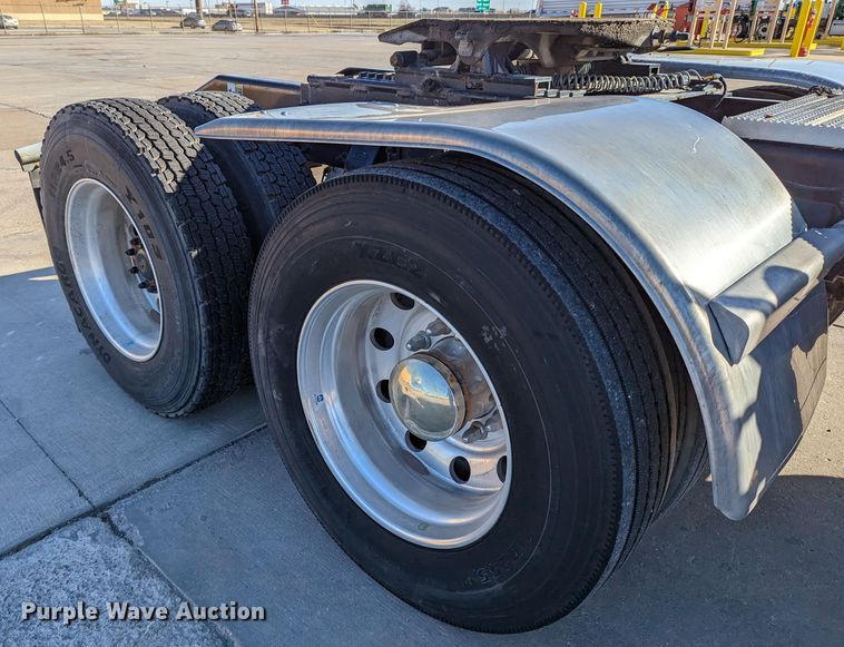 image for item LK9467 2014 Peterbilt 388  semi truck