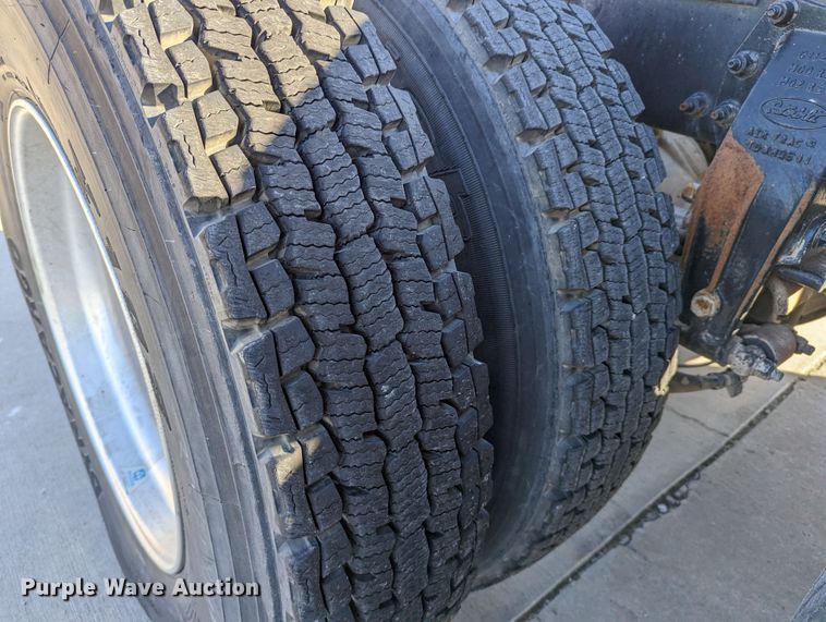 image for item LK9467 2014 Peterbilt 388  semi truck