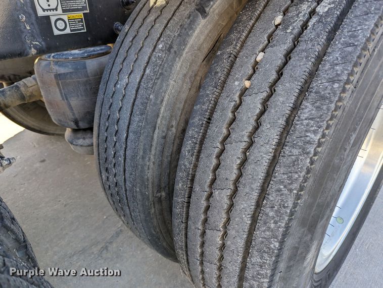 image for item LK9467 2014 Peterbilt 388  semi truck