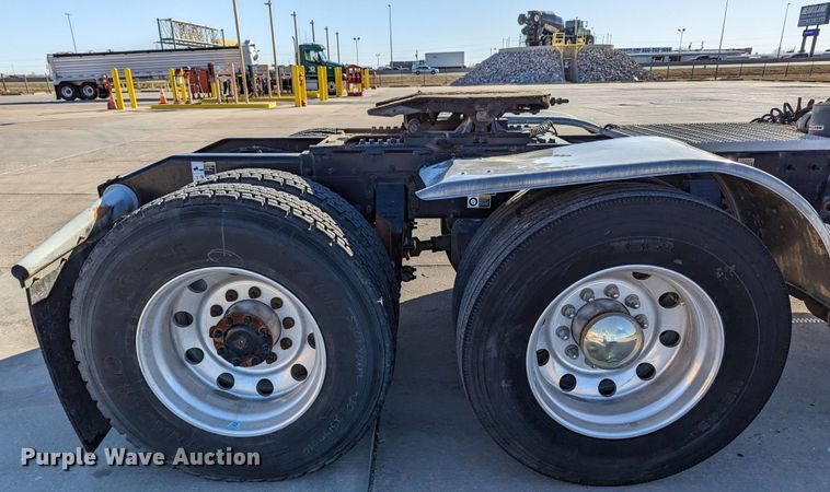 image for item LK9467 2014 Peterbilt 388  semi truck