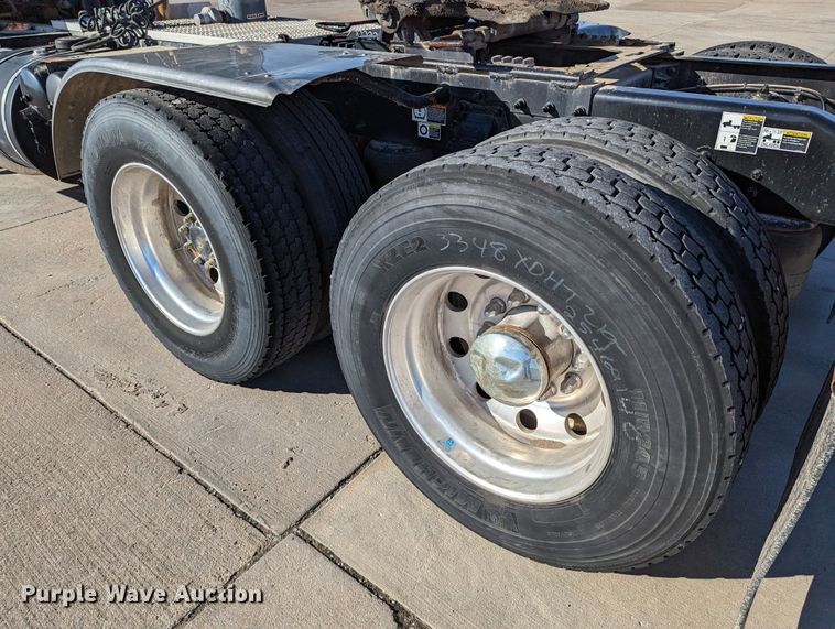 image for item LK9467 2014 Peterbilt 388  semi truck