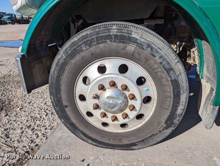 image for item LK9467 2014 Peterbilt 388  semi truck