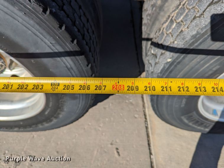 image for item LK9467 2014 Peterbilt 388  semi truck