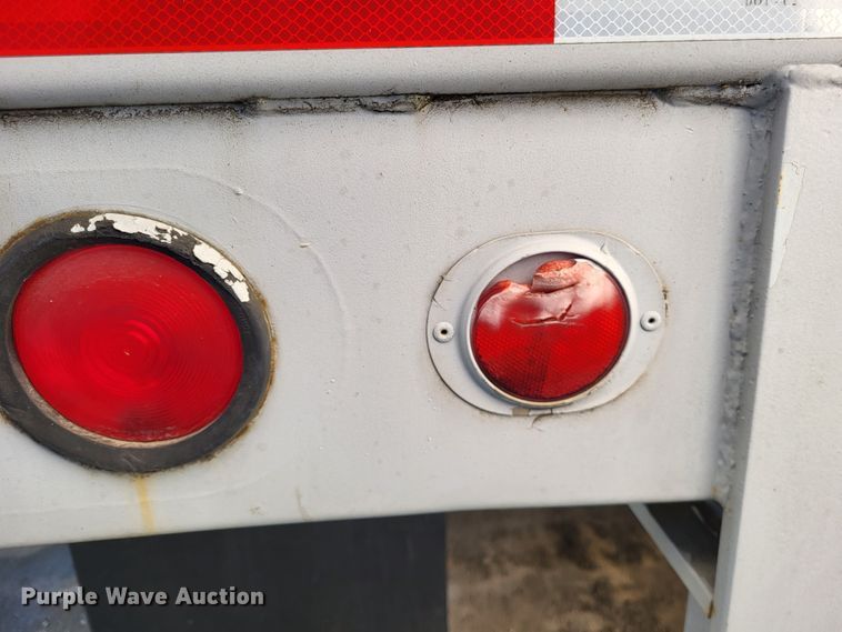 image for item LR9160 1989 Utility  flatbed trailer