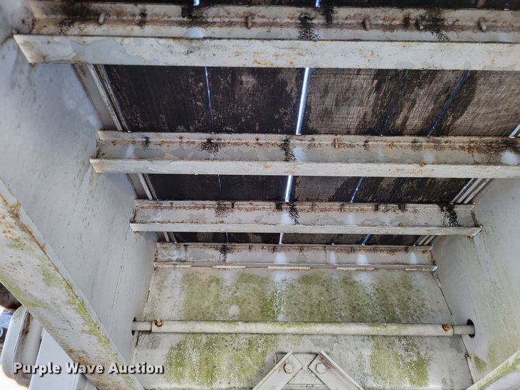 image for item LR9160 1989 Utility  flatbed trailer