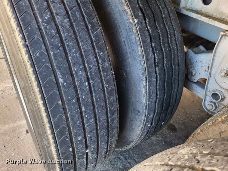 image for item LR9160 1989 Utility  flatbed trailer