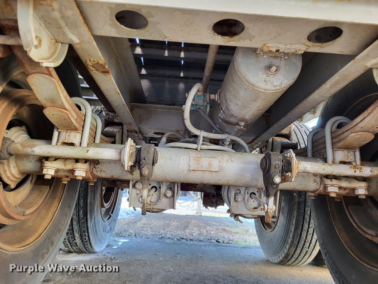 image for item LR9160 1989 Utility  flatbed trailer