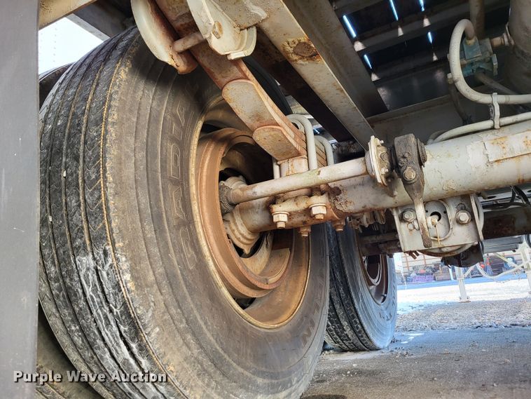 image for item LR9160 1989 Utility  flatbed trailer