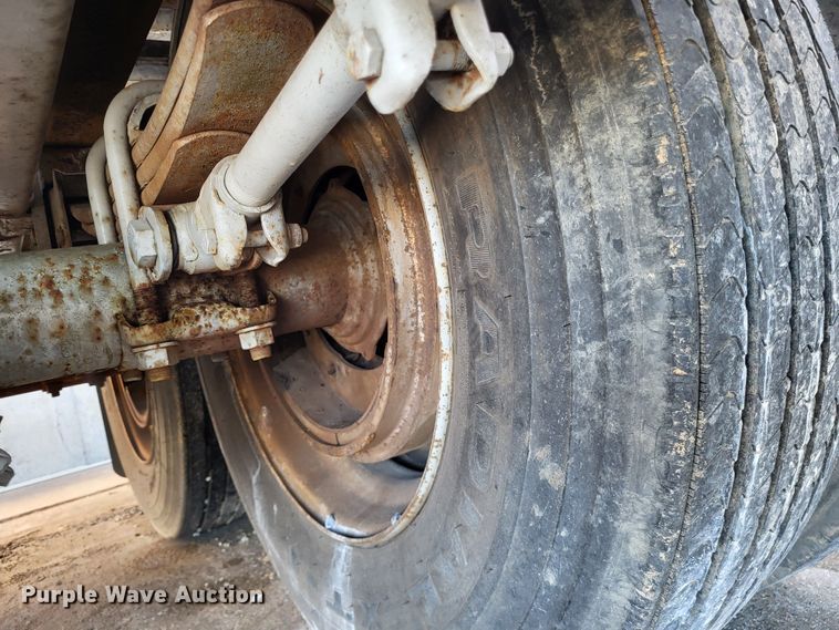 image for item LR9160 1989 Utility  flatbed trailer