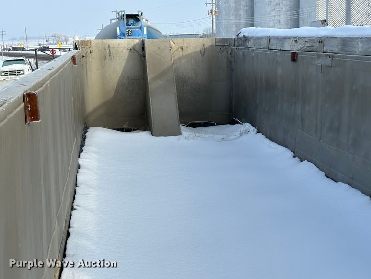 image for item LT9343 1982 Fruehauf  end dump trailer